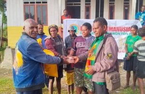 Gereja Kingmi Salurkan Bantuan Rp517 Juta dari Penonton Film Pesta Babi kepada Pengungsi Papua Pendeta Yahya Lagowan Serahkan bantuan kepada pengungsi Intan Jaya - Doc. Kingmi Papua