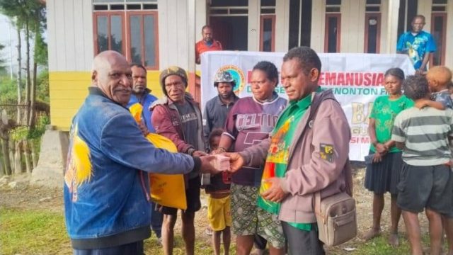 1001244503-750x422 Pendeta Yahya Lagowan Serahkan bantuan kepada pengungsi Intan Jaya - Doc. Kingmi Papua