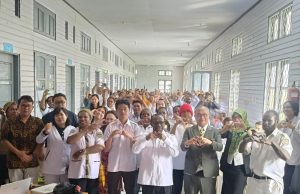 RSUD Deiyai Jalani Survei Akreditasi, Bupati: Momentum Perkuat Mutu Pelayanan Kesehatan Bupati Deiyai, Melkianus Mote, menghadiri pelaksanaan Survei Akreditasi RSUD Deiyai yang dilakukan oleh Lembaga Akreditasi Rumah Sakit Quantum Indonesia (LARSQI). Survei yang berlangsung pada 6–9 Juli 2026 ini bertujuan menilai mutu pelayanan, keselamatan pasien, tata kelola, serta kesiapan fasilitas rumah sakit sebagai upaya meningkatkan kualitas layanan kesehatan bagi masyarakat Kabupaten Deiyai.