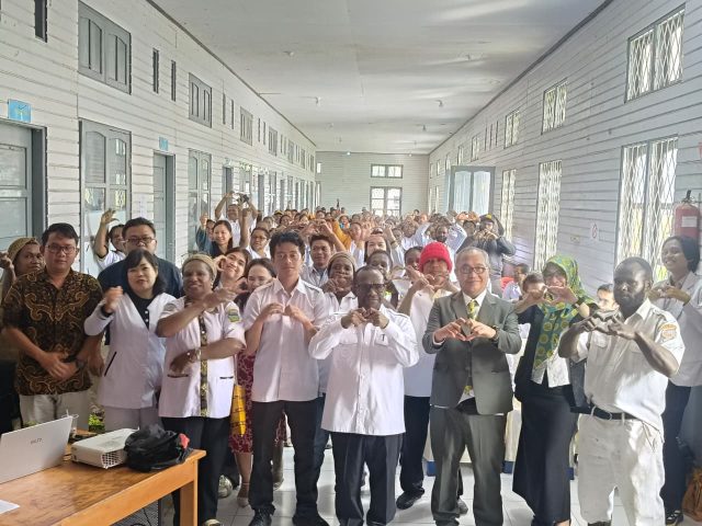 Bupati Deiyai, Melkianus Mote, menghadiri pelaksanaan Survei Akreditasi RSUD Deiyai yang dilakukan oleh Lembaga Akreditasi Rumah Sakit Quantum Indonesia (LARSQI). Survei yang berlangsung pada 6–9 Juli 2026 ini bertujuan menilai mutu pelayanan, keselamatan pasien, tata kelola, serta kesiapan fasilitas rumah sakit sebagai upaya meningkatkan kualitas layanan kesehatan bagi masyarakat Kabupaten Deiyai.