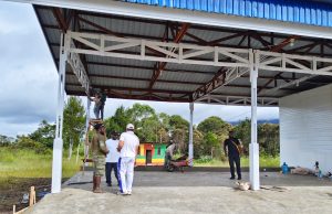 Bupati Deiyai Tinjau Pembangunan Sekretariat dan Bengkel Komunitas Sopir Mee Yoka, Siapkan Dukungan Peralatan Kerja