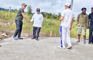 Bupati Deiyai Tinjau Pembangunan Sekretariat dan Bengkel Komunitas Sopir Mee Yoka
