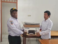 Ka. BPPRD Deiyai Serahkan Laptop dan Printer untuk Tingkatkan Pelayanan Pajak Daerah