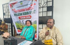 Dinas Ketahanan Pangan Deiyai Salurkan 400 Paket Peralatan Kebun untuk Kelompok Tani