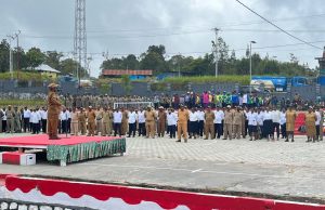 Bupati Deiyai Tegaskan Disiplin ASN dan Transparansi Pengelolaan Dana BOS-BOK saat Pimpin Apel Gabungan