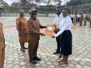 Bupati Deiyai Serahkan SK Simbolis 53 Guru Kontrak Provinsi, Minta Tingkatkan Disiplin dan Mutu Pendidikan