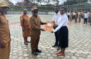Bupati Deiyai Serahkan SK Simbolis 53 Guru Kontrak Provinsi, Minta Tingkatkan Disiplin dan Mutu Pendidikan