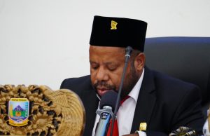 DPR Papua Tengah Mulai Bahas Raperdasi Pertanggungjawaban APBD 2025 Ketua DPR PT Delius Tabuni saat memimpin jalannya sidang Pembukaan Paripurna Raperdasi Pertanggungjawaban Pelaksanaan APBD Provinsi Papua Tengah Tahun 2025 - DOc. Humas DPR PT
