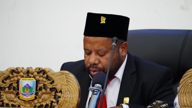 IMG-20260731-WA0175 Ketua DPR PT Delius Tabuni saat memimpin jalannya sidang Pembukaan Paripurna Raperdasi Pertanggungjawaban Pelaksanaan APBD Provinsi Papua Tengah Tahun 2025 - DOc. Humas DPR PT