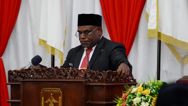 IMG-20260731-WA0177 Gubernur Papua Tengah Meki Nawipa saat membuka sidang Pembukaan Paripurna Raperdasi Pertanggungjawaban Pelaksanaan APBD Provinsi Papua Tengah Tahun 2025 - DOc. Humas