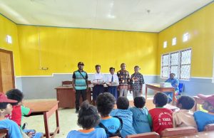 Marselius Bobi Serahkan Sertifikat Kursus dan Lomba Bahasa Inggris kepada 300 Siswa di Deiyai Penyerahan Sertifikat Kursus Bahasa Inggris di Deiyai. Sekretaris Dinas Pendidikan Kabupaten Deiyai, Marselius Bobi, S.Pd., M.Pd., Gr., mewakili Kepala Dinas Pendidikan menyerahkan sertifikat dan penghargaan kepada peserta terbaik kursus dan lomba Bahasa Inggris yang diselenggarakan oleh Yayasan Safa Foundation, di Aula Dinas Pendidikan Kabupaten Deiyai, Jumat (31/7/2026). Program yang diikuti sekitar 300 siswa dari jenjang SD, SMP, dan SMA ini bertujuan meningkatkan kemampuan Bahasa Inggris generasi muda sebagai bekal menghadapi dunia pendidikan dan persaingan global. Foto: Tiiruu.com/AMY