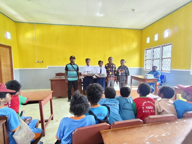IMG-20260731-WA0192 Penyerahan Sertifikat Kursus Bahasa Inggris di Deiyai. Sekretaris Dinas Pendidikan Kabupaten Deiyai, Marselius Bobi, S.Pd., M.Pd., Gr., mewakili Kepala Dinas Pendidikan menyerahkan sertifikat dan penghargaan kepada peserta terbaik kursus dan lomba Bahasa Inggris yang diselenggarakan oleh Yayasan Safa Foundation, di Aula Dinas Pendidikan Kabupaten Deiyai, Jumat (31/7/2026). Program yang diikuti sekitar 300 siswa dari jenjang SD, SMP, dan SMA ini bertujuan meningkatkan kemampuan Bahasa Inggris generasi muda sebagai bekal menghadapi dunia pendidikan dan persaingan global. Foto: Tiiruu.com/AMY