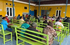 BPKAD Deiyai Gelar Sosialisasi Pemanfaatan Teknologi Kecerdasan Buatan di Lingkungan Pemerintah Kabupaten Deiyai Suasana sosialisasi pemanfaatan teknologi Artificial Intelligence (AI) yang diselenggarakan Badan Pengelola Keuangan dan Aset Daerah (BPKAD) Kabupaten Deiyai di Kantor BPKAD, Waghete, Jumat (31/7/2026). Kegiatan ini diikuti ASN BPKAD bersama perwakilan OPD sebagai upaya meningkatkan kapasitas aparatur dalam memanfaatkan teknologi AI untuk mendukung transformasi digital, pengelolaan keuangan daerah yang lebih efektif, transparan, dan akuntabel. Foto: Tiiruu.com