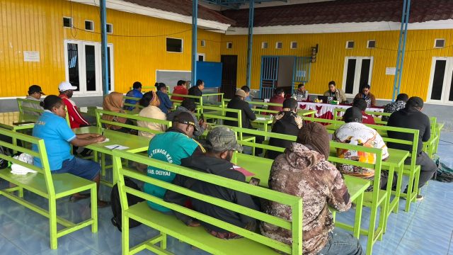 IMG-20260731-WA0194 Suasana sosialisasi pemanfaatan teknologi Artificial Intelligence (AI) yang diselenggarakan Badan Pengelola Keuangan dan Aset Daerah (BPKAD) Kabupaten Deiyai di Kantor BPKAD, Waghete, Jumat (31/7/2026). Kegiatan ini diikuti ASN BPKAD bersama perwakilan OPD sebagai upaya meningkatkan kapasitas aparatur dalam memanfaatkan teknologi AI untuk mendukung transformasi digital, pengelolaan keuangan daerah yang lebih efektif, transparan, dan akuntabel. Foto: Tiiruu.com