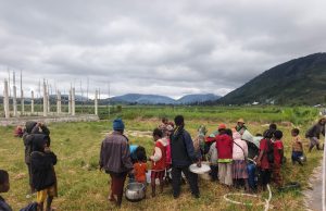 Kepala Desa Okomo Kebo Salurkan Air Bersih untuk Warga Terdampak Kemarau di Deiyai Warga Desa Okomo Kebo, Distrik Tigi, Kabupaten Deiyai, mengantre untuk menerima distribusi air bersih yang disalurkan oleh Kepala Desa Neles Pekei di tengah musim kemarau yang telah berlangsung lebih dari satu bulan. Bantuan tersebut diberikan untuk membantu memenuhi kebutuhan air bersih masyarakat yang terdampak mengeringnya sejumlah sumber mata air.(Foto: AMY/Tiiruu.com)