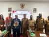 DPR Papua Tengah Percepat Paripurna Non-APBD, Enam Raperda Siap Disahkan Wakil Ketua IV DPR PT John N.R Gobai, Wakil Ketua Bapemperda Ardi Berpose Bersama dengan Biro Hukum dan Kabag Persidangan dan Perundang Undangan DPR PT - Doc. Humas DPR PT