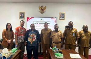 DPR Papua Tengah Percepat Paripurna Non-APBD, Enam Raperda Siap Disahkan Wakil Ketua IV DPR PT John N.R Gobai, Wakil Ketua Bapemperda Ardi Berpose Bersama dengan Biro Hukum dan Kabag Persidangan dan Perundang Undangan DPR PT - Doc. Humas DPR PT