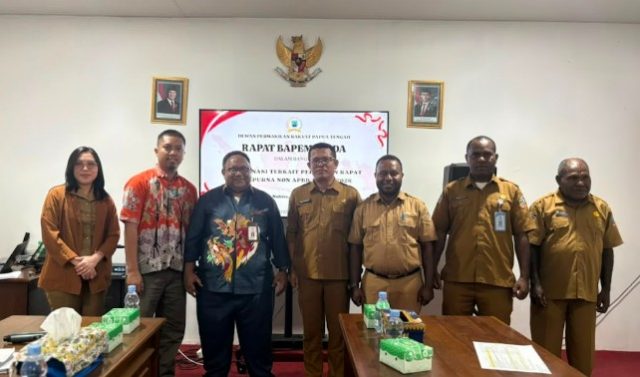 Screenshot 2026-07-20 182201 Wakil Ketua IV DPR PT John N.R Gobai, Wakil Ketua Bapemperda Ardi Berpose Bersama dengan Biro Hukum dan Kabag Persidangan dan Perundang Undangan DPR PT - Doc. Humas DPR PT