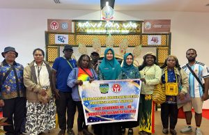 Dekranasda Deiyai Hadiri HUT ke-46 Dekranas di Makassar, Promosikan Kerajinan dan Budaya Lokal Rombongan Dekranasda Kabupaten Deiyai tiba di Bandar Udara Internasional Sultan Hasanuddin, Makassar, Selasa (7/7/2026), untuk mengikuti rangkaian kegiatan Hari Ulang Tahun (HUT) ke-46 Dewan Kerajinan Nasional (Dekranas) Tahun 2026. Keikutsertaan Deiyai dalam ajang nasional tersebut menjadi bagian dari upaya mempromosikan kerajinan khas, budaya lokal, dan produk unggulan UMKM Kabupaten Deiyai kepada masyarakat Indonesia. (Foto: Humas Dekranasda Kabupaten Deiyai)