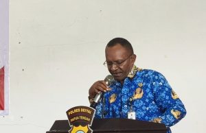 Polres Deiyai Gelar Anev Harkamtibmas, Pemda Dorong Sinergi Jaga Stabilitas Keamanan Sekretaris Daerah Kabupaten Deiyai, Ambrosius Eria, S.Pd., menyampaikan sambutan mewakili Bupati Deiyai pada kegiatan Analisis dan Evaluasi Keamanan dan Ketertiban Masyarakat (Anev Harkamtibmas) yang digelar Polres Deiyai di Aula BKD Kabupaten Deiyai, Kamis (9/7/2026) - Humas Pemkab Deiyai