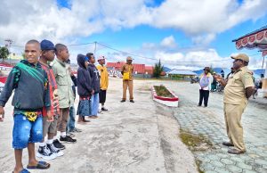 Mewakili Bupati, Asisten I Deiyai Lepas 20 Siswa Penerima Program MEPA Boarding School 2026 Pemerintah Kabupaten Deiyai secara resmi melepas 20 siswa penerima Program MEPA Boarding School Tahun 2026 untuk melanjutkan pendidikan di Mepa Boarding School, SP 2 Nabire Barat, Senin (13/7/2026). Pelepasan dilakukan oleh Asisten I Bidang Pemerintahan dan Kesejahteraan Rakyat Setda Kabupaten Deiyai, Simon Mote, S.STP., yang mewakili Bupati Deiyai - AMY/Tiiruu.com