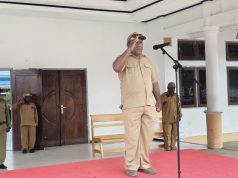 Asisten I Setda Deiyai Minta ASN Dukung Sensus Penduduk, Jaga Keamanan, dan Edukasi Masyarakat Asisten I Sekretaris Daerah Kabupaten Deiyai, Simon Mote, S.STP, meminta seluruh aparatur sipil negara (ASN) di lingkungan Pemerintah Kabupaten Deiyai mendukung pelaksanaan sensus penduduk,Pesan tersebut disampaikan Simon Mote saat memimpin Apel Gabungan ASN Pemerintah Kabupaten Deiyai di halaman Kantor Bupati Deiyai, Senin (13/7/2026) - Doc. AMY/Tiiruu.com