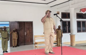 Asisten I Setda Deiyai Minta ASN Dukung Sensus Penduduk, Jaga Keamanan, dan Edukasi Masyarakat Asisten I Sekretaris Daerah Kabupaten Deiyai, Simon Mote, S.STP, meminta seluruh aparatur sipil negara (ASN) di lingkungan Pemerintah Kabupaten Deiyai mendukung pelaksanaan sensus penduduk,Pesan tersebut disampaikan Simon Mote saat memimpin Apel Gabungan ASN Pemerintah Kabupaten Deiyai di halaman Kantor Bupati Deiyai, Senin (13/7/2026) - Doc. AMY/Tiiruu.com