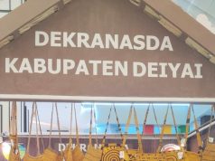 Dekranasda Deiyai Raih Penghargaan di Pameran HUT ke-46 Dekranas, Kerajinan Mee Kian Dikenal Nasional Ketua Dekranasda Kabupaten Deiyai, Fransina Rumbiak Mote, S.KM., M.KM., menerima Piagam Penghargaan sebagai peserta Pameran HUT ke-46 Dekranas Tahun 2026 di stan Dekranasda Deiyai, Kota Makassar. Penghargaan diberikan sebagai apresiasi atas partisipasi aktif dalam mempromosikan kerajinan dan budaya khas Deiyai kepada masyarakat Indonesia, Makassar, 10 Juli 2026 – Doc. tiiruu.com/ AMY