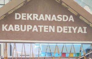 Dekranasda Deiyai Raih Penghargaan di Pameran HUT ke-46 Dekranas, Kerajinan Mee Kian Dikenal Nasional Ketua Dekranasda Kabupaten Deiyai, Fransina Rumbiak Mote, S.KM., M.KM., menerima Piagam Penghargaan sebagai peserta Pameran HUT ke-46 Dekranas Tahun 2026 di stan Dekranasda Deiyai, Kota Makassar. Penghargaan diberikan sebagai apresiasi atas partisipasi aktif dalam mempromosikan kerajinan dan budaya khas Deiyai kepada masyarakat Indonesia, Makassar, 10 Juli 2026 – Doc. tiiruu.com/ AMY