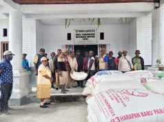 DPMK Deiyai Salurkan Pakan Ternak Tahap II kepada 67 BUMDes, Perkuat Ekonomi Kampung Lewat Peternakan Babi Mewakili Bupati Deiyai, Asisten I Setda Simon Mote bersama Kepala DPMK Deiyai, Ferdinan Pakage, menyerahkan bantuan pakan ternak babi tahap II kepada perwakilan 67 BUMDes di halaman Kantor DPMK Deiyai sebagai upaya memperkuat aset kampung dan meningkatkan perekonomian masyarakat melalui pengembangan peternakan Waghete, Deiyai, Selasa (14/7/2026) - Doc. tiiruu.com/AMY