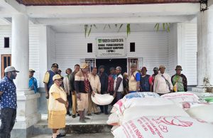 DPMK Deiyai Salurkan Pakan Ternak Tahap II kepada 67 BUMDes, Perkuat Ekonomi Kampung Lewat Peternakan Babi Mewakili Bupati Deiyai, Asisten I Setda Simon Mote bersama Kepala DPMK Deiyai, Ferdinan Pakage, menyerahkan bantuan pakan ternak babi tahap II kepada perwakilan 67 BUMDes di halaman Kantor DPMK Deiyai sebagai upaya memperkuat aset kampung dan meningkatkan perekonomian masyarakat melalui pengembangan peternakan Waghete, Deiyai, Selasa (14/7/2026) - Doc. tiiruu.com/AMY
