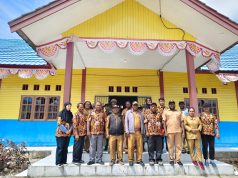 Tim Papua Tengah Data Tenaga Kerja Industri di Deiyai, Jadi Dasar Penyusunan Kebijakan IKM Tim Dinas Koperasi dan UKM Bidang Industri Provinsi Papua Tengah bersama jajaran Dinas Perindustrian dan Perdagangan Kabupaten Deiyai berfoto bersama usai pelaksanaan pendataan tenaga kerja sektor industri. Kegiatan ini merupakan bagian dari pendataan di delapan kabupaten se-Papua Tengah untuk menghimpun data akurat sebagai dasar penyusunan kebijakan dan program pengembangan Industri Kecil dan Menengah (IKM) - Doc. tiiruu.com/ AMY