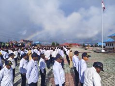 Bupati Deiyai Tegaskan Disiplin ASN, CPNS, K2, dan PPPK Jadi Kunci Pelayanan Publik Tampak ASN dan CPNS di Lingkungan Pemerintah Kabupten Deiyai mengikuti apel pagi sambil mendegarkan arahan bupati - Doc. Andreas M. Yeimo