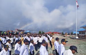 Bupati Deiyai Tegaskan Disiplin ASN, CPNS, K2, dan PPPK Jadi Kunci Pelayanan Publik Tampak ASN dan CPNS di Lingkungan Pemerintah Kabupten Deiyai mengikuti apel pagi sambil mendegarkan arahan bupati - Doc. Andreas M. Yeimo