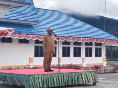 Seluruh Peserta THK-2, CPNS, dan PPPK Diminta Siap Ikuti Prajabatan, Bupati Deiyai: Tidak Ada Sistem Perwakilan Bupati Deiyai Melkianus Mote Saat Memimpin Apel Pagi - Doc. Andreas M. Yeimo
