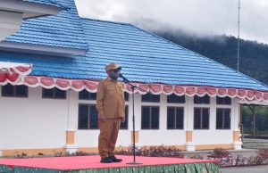 Seluruh Peserta THK-2, CPNS, dan PPPK Diminta Siap Ikuti Prajabatan, Bupati Deiyai: Tidak Ada Sistem Perwakilan Bupati Deiyai Melkianus Mote Saat Memimpin Apel Pagi - Doc. Andreas M. Yeimo