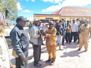 Bupati Deiyai Salurkan 515 Bibit Babi Tahap Pertama, Targetkan 2.500 Ekor untuk Wujudkan Masyarakat Tonawi Bupati Deiyai menyerahkan perpuluhan bibit ternak babi kepada pendeta dan pastor sebagai wujud syukur kepada Tuhan sebelum penyaluran bantuan tahap pertama kepada masyarakat di halaman Kantor Polres Deiyai, Selasa (21/7/2026).