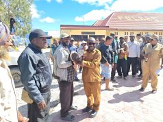 Bupati Deiyai Salurkan 515 Bibit Babi Tahap Pertama, Targetkan 2.500 Ekor untuk Wujudkan Masyarakat Tonawi Bupati Deiyai menyerahkan perpuluhan bibit ternak babi kepada pendeta dan pastor sebagai wujud syukur kepada Tuhan sebelum penyaluran bantuan tahap pertama kepada masyarakat di halaman Kantor Polres Deiyai, Selasa (21/7/2026).
