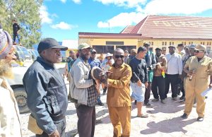 Bupati Deiyai Salurkan 515 Bibit Babi Tahap Pertama, Targetkan 2.500 Ekor untuk Wujudkan Masyarakat Tonawi Bupati Deiyai menyerahkan perpuluhan bibit ternak babi kepada pendeta dan pastor sebagai wujud syukur kepada Tuhan sebelum penyaluran bantuan tahap pertama kepada masyarakat di halaman Kantor Polres Deiyai, Selasa (21/7/2026).