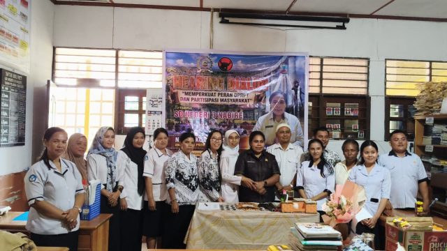 WhatsApp Image 2026-07-30 at 13.34.43 Anggota DPR PT Naomi Kotouki saat melakukan hearing bersama dengan guru-guru SD N3 Morgo, belum lama ini - Doc. TIiruu.com