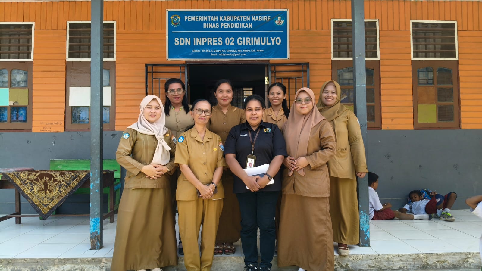 Anggota DPR PT Naomi Kotouki seusai berdialog dengan Kepala Sekolah SD Negeri Girimulyo, Nabire terkait dengan penyaluran Bantuan Beasiswa Komarudin - Doc. Tiiruu.com