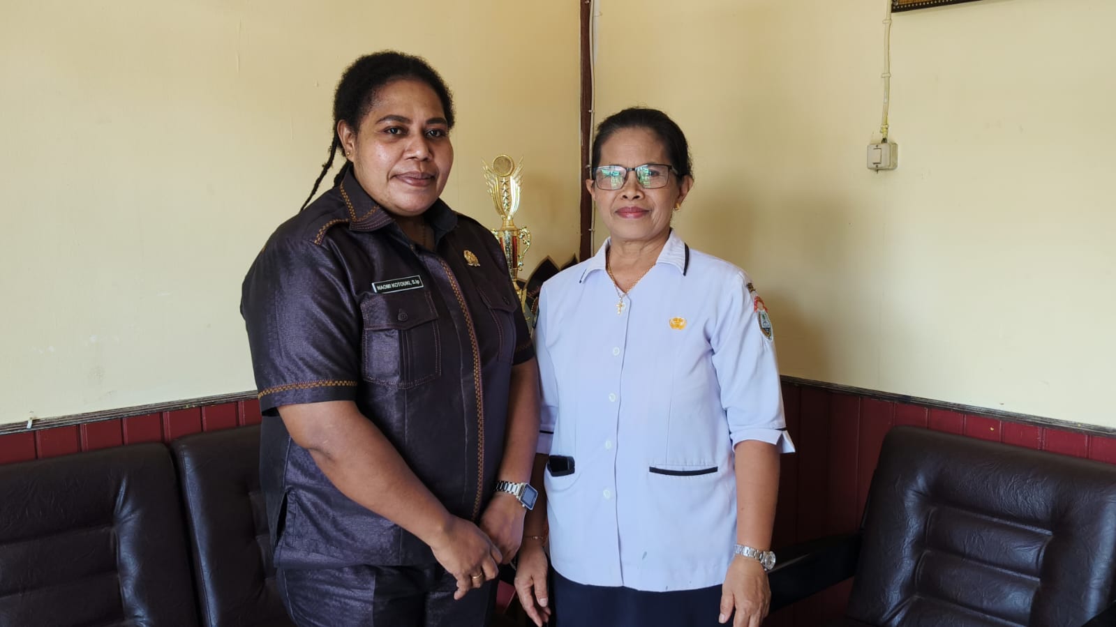 Anggota DPR PT Naomi Kotouki seusai berdialog dengan Wakil Kepala Sekolah SD YPPK St. Petrus terkait dengan penyaluran Bantuan Beasiswa Komarudin Watubun di SD St. Petrus Nabire - Doc. Tiiruu.com