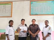 Anggota DPR Papua Tengah Naomi Kotouki Salurkan Beasiswa Komarudin Watubun kepada Siswa SD di Nabire Anggota DPR PT Naomi Kotouki seusai berdialog dengan Wakil Kepala Sekolah SD Inpres Wonorejo Nabire terkait dengan penyaluran Bantuan Beasiswa Komarudin di SD Inpres Wonorejo, Distrik Nabire - Doc. Tiiruu.com