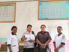 Anggota DPR Papua Tengah Naomi Kotouki Salurkan Beasiswa Komarudin Watubun kepada Siswa SD di Nabire Anggota DPR PT Naomi Kotouki seusai berdialog dengan Wakil Kepala Sekolah SD Inpres Wonorejo Nabire terkait dengan penyaluran Bantuan Beasiswa Komarudin di SD Inpres Wonorejo, Distrik Nabire - Doc. Tiiruu.com