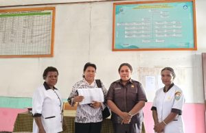 Anggota DPR Papua Tengah Naomi Kotouki Salurkan Beasiswa Komarudin Watubun kepada Siswa SD di Nabire Anggota DPR PT Naomi Kotouki seusai berdialog dengan Wakil Kepala Sekolah SD Inpres Wonorejo Nabire terkait dengan penyaluran Bantuan Beasiswa Komarudin di SD Inpres Wonorejo, Distrik Nabire - Doc. Tiiruu.com
