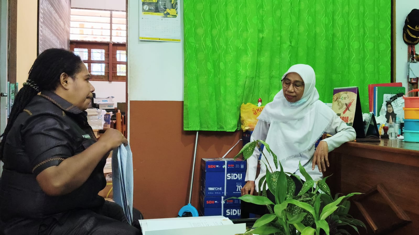 Anggota DPR PT Naomi Kotouki sela sela berdialog dengan salah seorang Guru SD Negeri 01 Morgo, Nabire terkait dengan penyaluran Bantuan Beasiswa Komarudin - Doc. Tiiruu.com