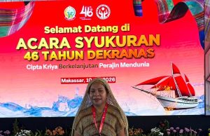 Ketua Dekranasda Kabupaten Deiyai Hadiri Puncak HUT ke-46 Dekranas Tahun 2026 di Makassar Ketua Dekranasda Kabupaten Deiyai berfoto usai menghadiri Acara Syukuran Hari Ulang Tahun (HUT) ke-46 Dewan Kerajinan Nasional (Dekranas) di Makassar, Sulawesi Selatan. Kehadiran Dekranasda Deiyai menjadi bagian dari komitmen pemerintah daerah dalam mempromosikan kerajinan khas dan memperluas pasar produk unggulan UMK Papua Tengah di tingkat nasional - Doc. Humas Tiiruu.com