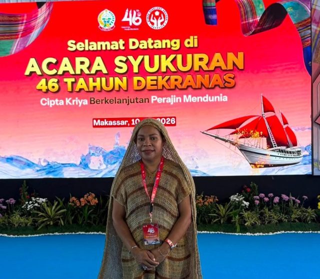 Ketua Dekranasda Kabupaten Deiyai berfoto usai menghadiri Acara Syukuran Hari Ulang Tahun (HUT) ke-46 Dewan Kerajinan Nasional (Dekranas) di Makassar, Sulawesi Selatan. Kehadiran Dekranasda Deiyai menjadi bagian dari komitmen pemerintah daerah dalam mempromosikan kerajinan khas dan memperluas pasar produk unggulan UMK Papua Tengah di tingkat nasional - Doc. Humas Tiiruu.com