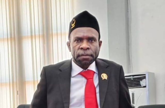 Anggota DPR PT Fransiskus Xaverius Magai yang membacakan Penyampaian Rekomendasi DPR Papua Tengah Terhadap Laporan Keterangan Pertanggung Jawab (LKPJ) Kepala Daerah Tahun 2025 - Doc. tiiruu.com