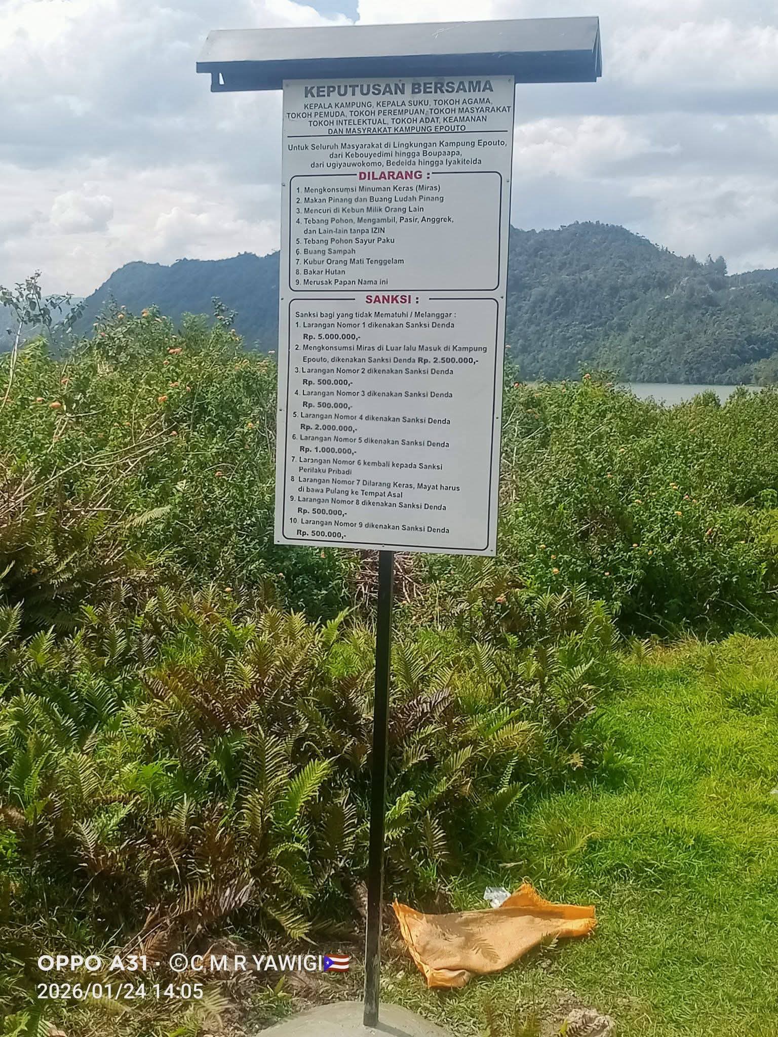 Masyarakat Kampung Epouto, Distrik Yatamo, Kabupaten Paniai, membersihkan sampah di sepanjang pinggiran Danau Paniai, Sabtu (29/8/2026), sebagai tindak lanjut kesepakatan bersama tentang kebersihan dan perlindungan lingkungan kampung.